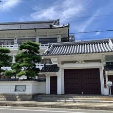 史料館向いには、稲田氏向屋敷跡がありました。
