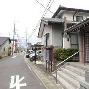 旧街道沿いの 小さな お寺