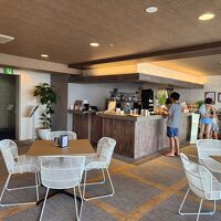 プールサイドのカフェ。水着でOK