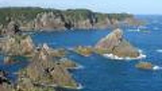 岩と海が作り出す景勝地