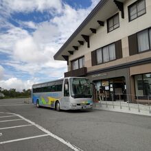 志賀高原の拠点なので、バスの発着も多数。