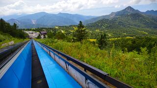 日本ではとても貴重な存在となった「山のエスカレーター」。眺望も良くて涼しいので夏の旅にピッタリ。
