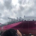 呉湾に浮かぶ巨大コンテナ船「ONE」