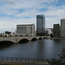 萬代橋の奥にある1番高層のビル