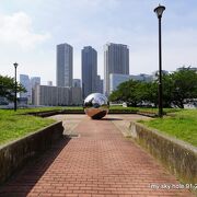 隅田川の土手上にある公園