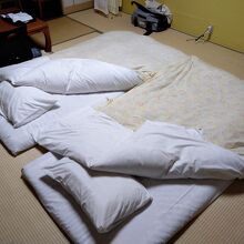 食事後に部屋に戻ると布団が敷かれていた