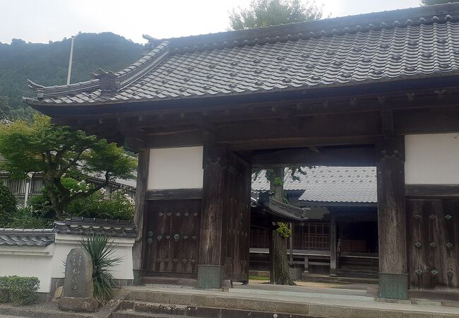 出石バス停から中心部に行く途中にある大きなお寺