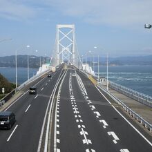 鳴門海峡を挟んで徳島県鳴門市と兵庫県の淡路島とを結ぶ吊り橋