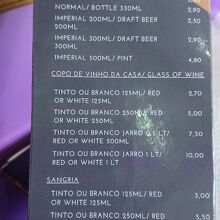 カフェ側に大きなガラスケースがあって惣菜やスイーツがあり人気