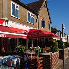 棟続きでスーバーマーケット。道路を挟んで向かい側は公園。