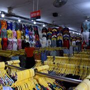観光客向けのお土産物屋さんが軒を連ねる市場