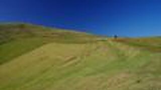 気持ちいい広い草原の丘