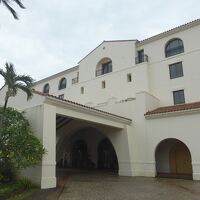 ホテル日航アリビラ玄関