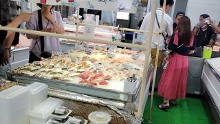 レストランや海鮮市場、スーパーまでいろいろあるので便利