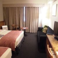 広いツインルームとシモンズのベット。