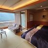 赤谷湖を見下ろす高台にある温泉宿。露天風呂付き客室はフリードリンク&上質な空間で至れり尽くせり。