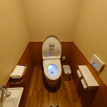 部屋トイレは入ると蓋が勝手に開く、最新ウォシュレット。