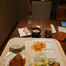 夕食バイキングの様子。飲み放題&お寿司ステーキetc…