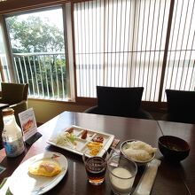 朝食バイキングでは、作りたてのオムレツがおすすめ。