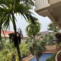 部屋のバルコニーから中庭のプールを眺める