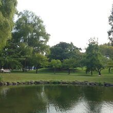 この静かな雰囲気の公園が好きです。