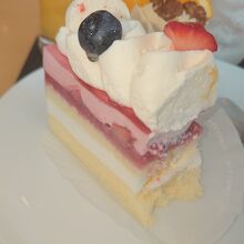 ベリーヨーグルトケーキが甘酸っぱくていいですねぇ！