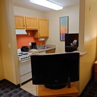 食器、カトラリーは4組ずつ。お鍋も完備。