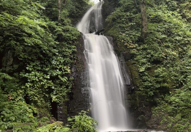 奥入瀬渓流の代表的な滝のひとつ、雲井の滝