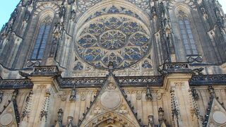 見事なステンドグラスに彫刻・彫像・絵画が溢れる聖ヴィート大聖堂