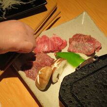 村上牛三種盛（税抜2178円）、高いけど実食の価値あり