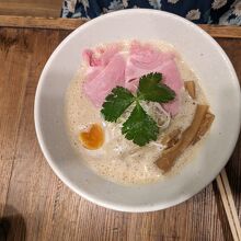 濃厚な白湯麺