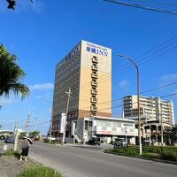 貨物船が来る港ターミナルの向かいです