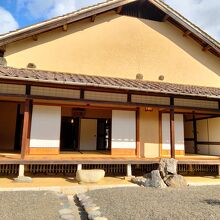 漆喰を塗っていない質素な屋敷