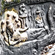 この彫刻像はアーナンダ(ヘビ)横たわるヴィシュヌ神でございま