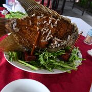 街道沿いにあるお食事処