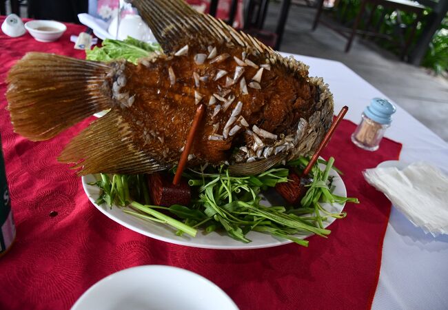 街道沿いにあるお食事処