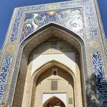 印象的な正面の絵