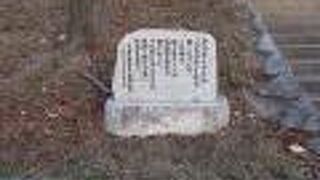 電線がない石畳の通り