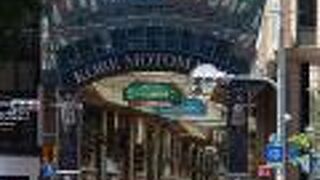 涼しいアーケードの下でショッピングを楽しみました