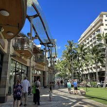 ワイキキビーチウォークの通り