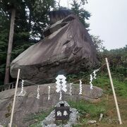 烏帽子岩が祀られています （櫻山神社）