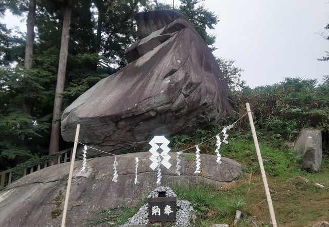 烏帽子岩が祀られています （櫻山神社）