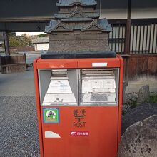 郵便ポストにも彦根城がのっかってました・・・w
