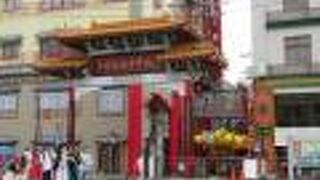 繊細な彫刻の色鮮やかな中華門ですね