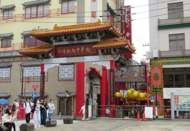 繊細な彫刻の色鮮やかな中華門ですね