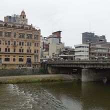 鴨川の対岸から見た建物の全景