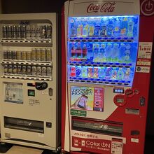 飲み物の自動販売機、値段はそんなに高くないです。