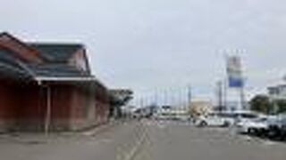 カニなどを売っていますが、値段はたかいです。