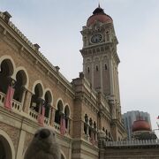 かつての植民地政府庁舎　ムルデカ広場のそば　時計塔が印象的