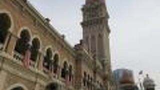 かつての植民地政府庁舎　ムルデカ広場のそば　時計塔が印象的